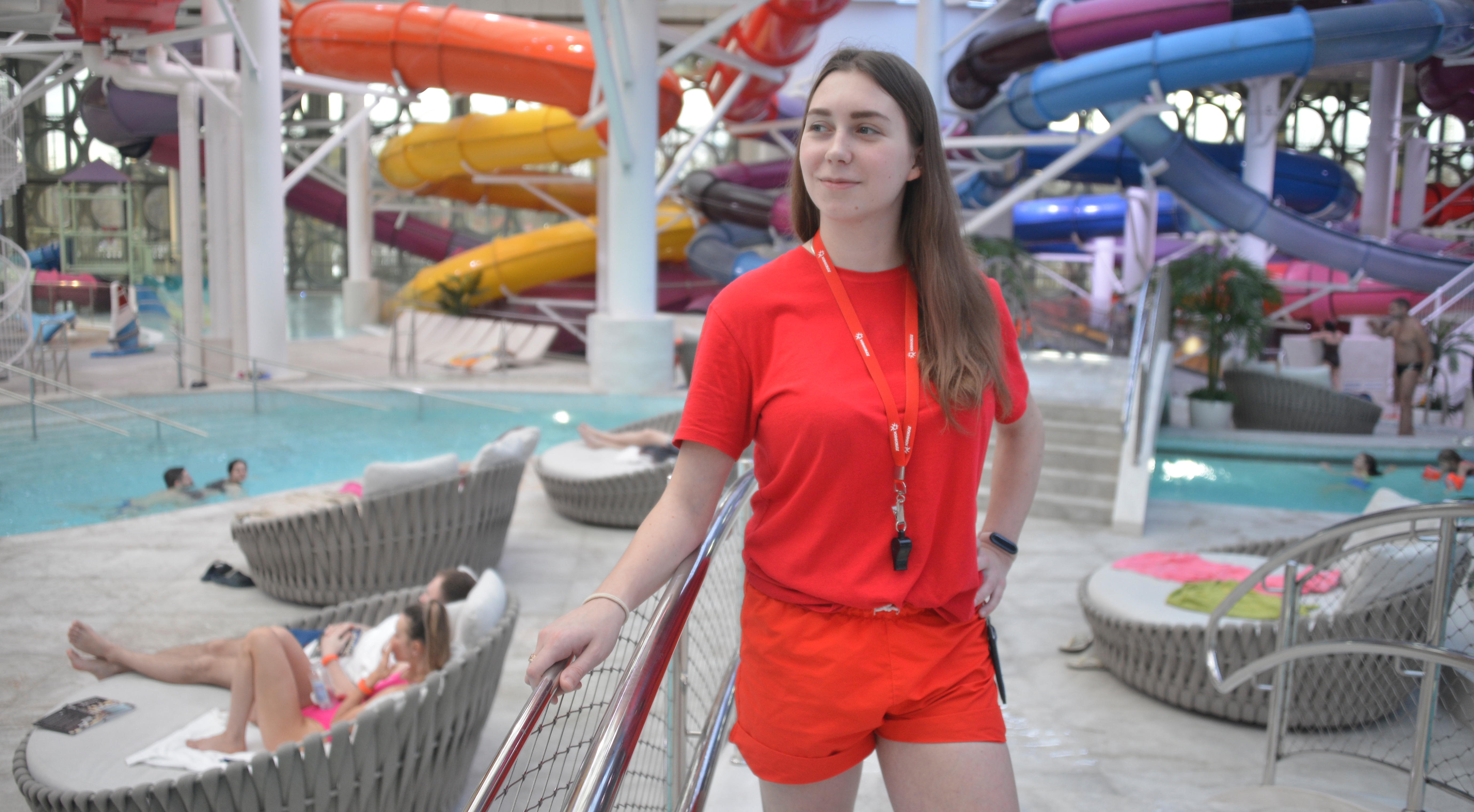 Для москвички Екатерины Гавриловой должность инструктора в аквакомплексе «Лужники» — ее первая работа. Катя признается, что в аквакомплексе ей очень нравится, уже хотя бы потому, что коллектив профессиональный и дружный