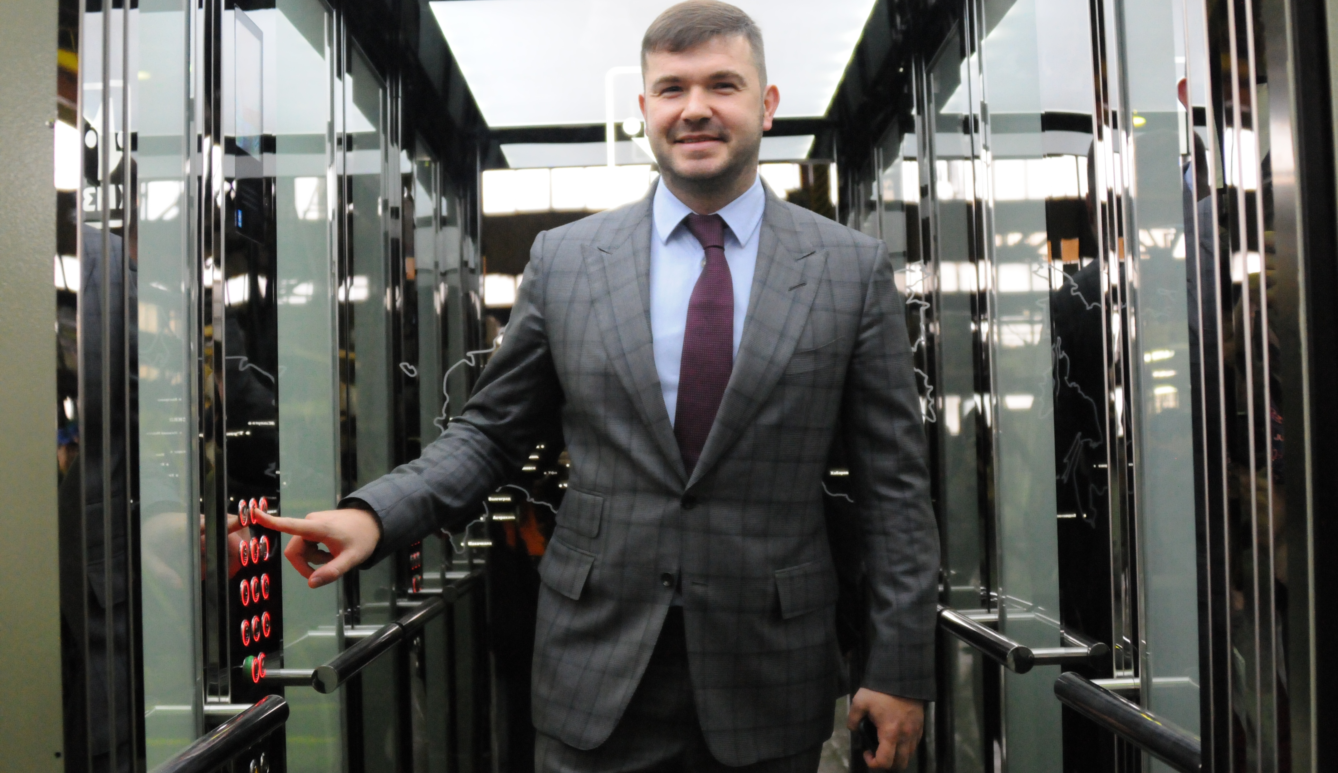 Руководитель Департамента инвестиционной и промышленной политики Москвы Александр Прохоров тестирует современный лифт, произведенный Карачаровским механическим заводом специально к 70-летию предприятия  