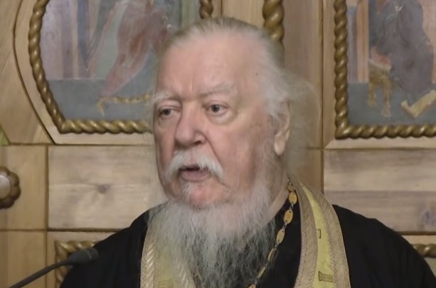 По словам отца Дмитрия, Благодатный огонь традиционно привозят в Россию к Пасхе