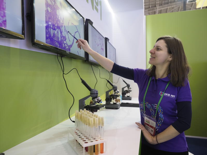 Врач-бактериолог столичной Инфекционной клинической больницы № 1 Варвара Михалевская рассказывает на ассамблее «Здоровая Москва» о современных методах борьбы с опасными заболеваниями