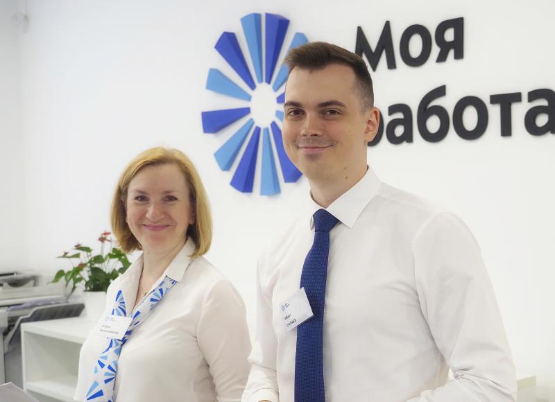 Администраторы флагманского центра занятости «Моя работа» Елена Овчинникова и Иван Силаев всегда встречают посетителей с улыбкой, ведь искреннее желание помочь