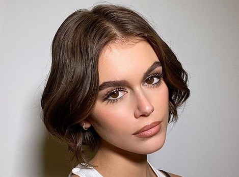 «Невероятная девчонка»: дочь Синди Кроуфорд надела на своего питомца солнцезащитные очки