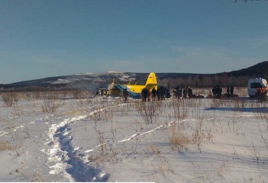 Частный Ан-2 при взлете в Магадане совершил жесткую посадку