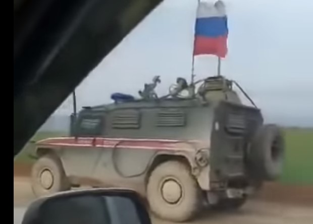 «Ролик может быть подделкой»: специалисты оценили видео инцидента с бронемашинами ВС России и США