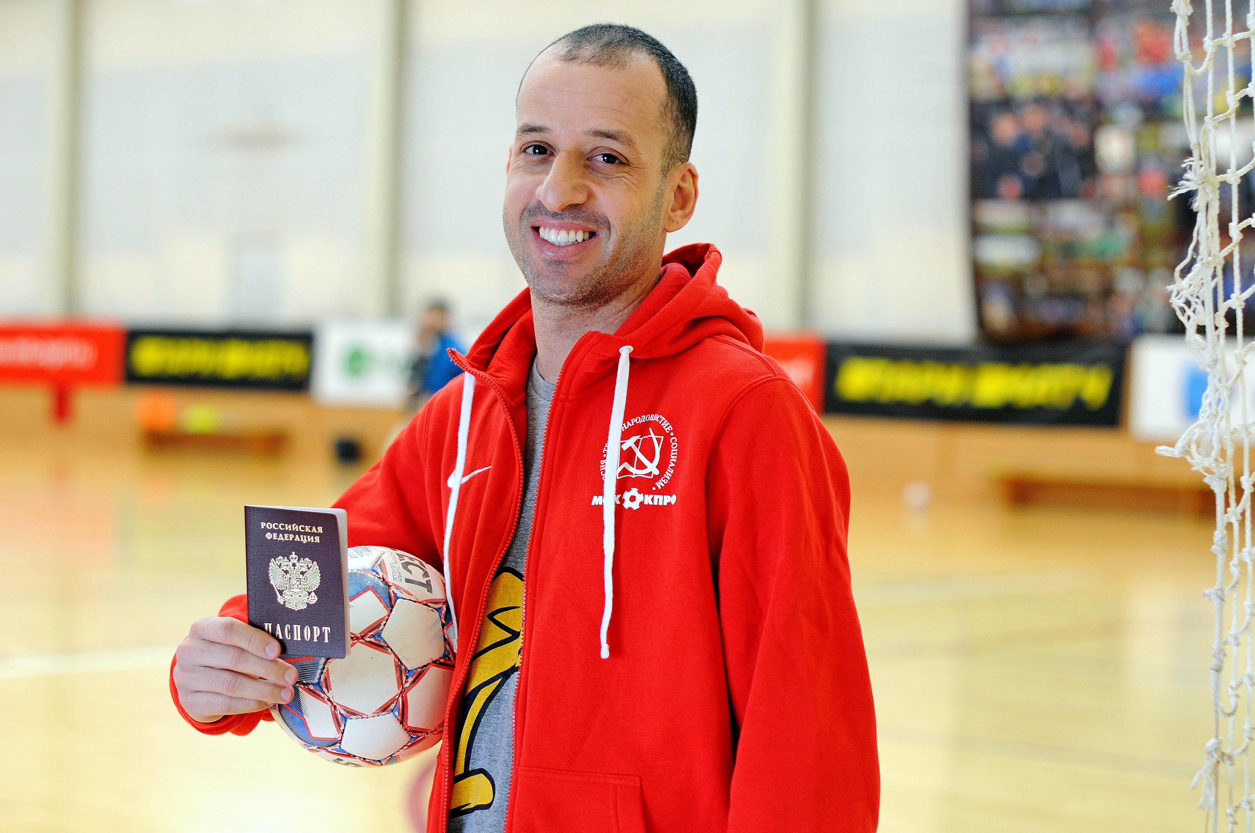 Нападающий мини-футбольного клуба КПРФ Паулиньо держит в руках свой паспорт гражданина Российской Федерации, который он получил совсем недавно