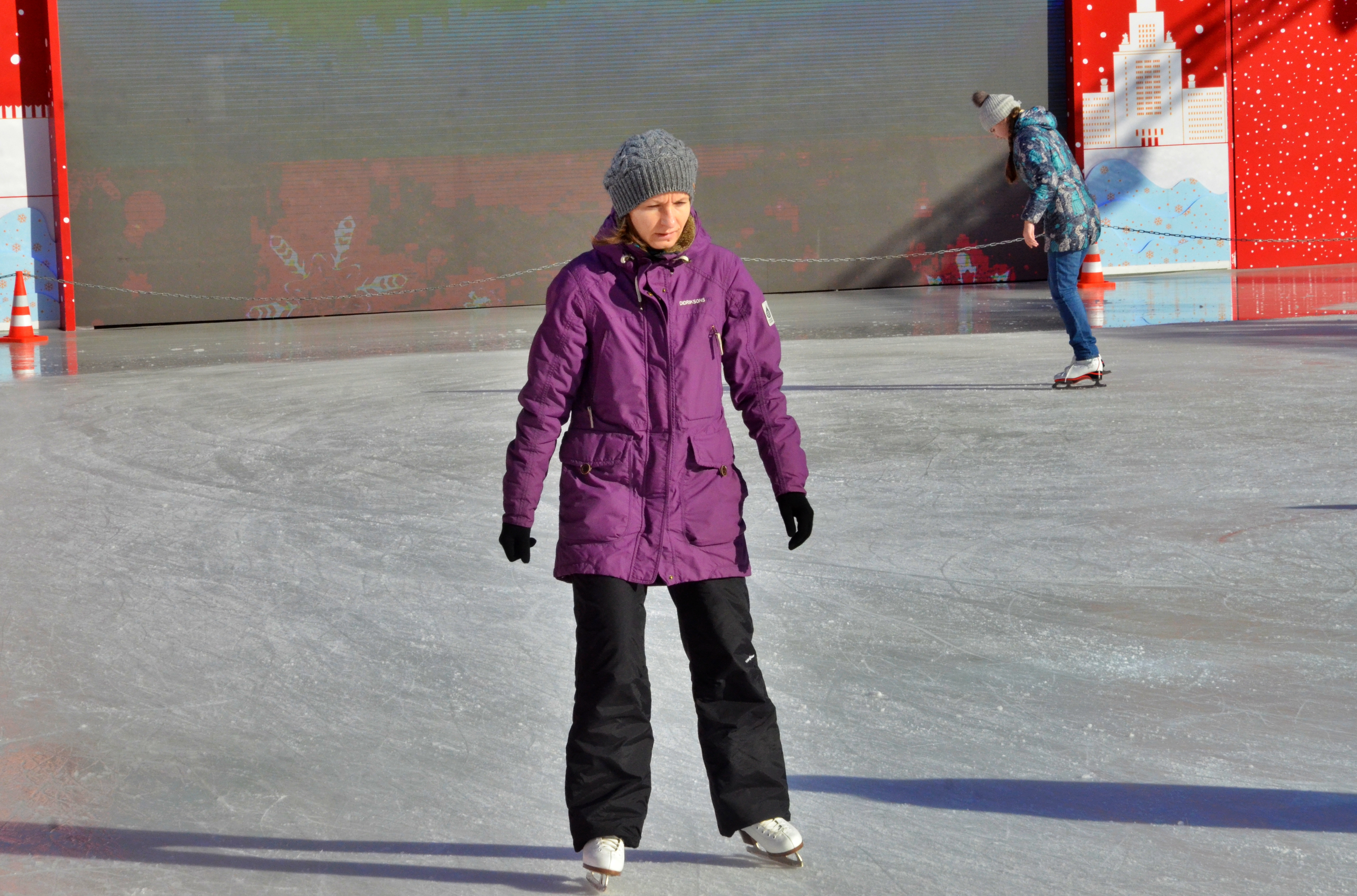 Директор спортшколы в Щербинке прокомментировал видео, где тренер бросает детей на лед