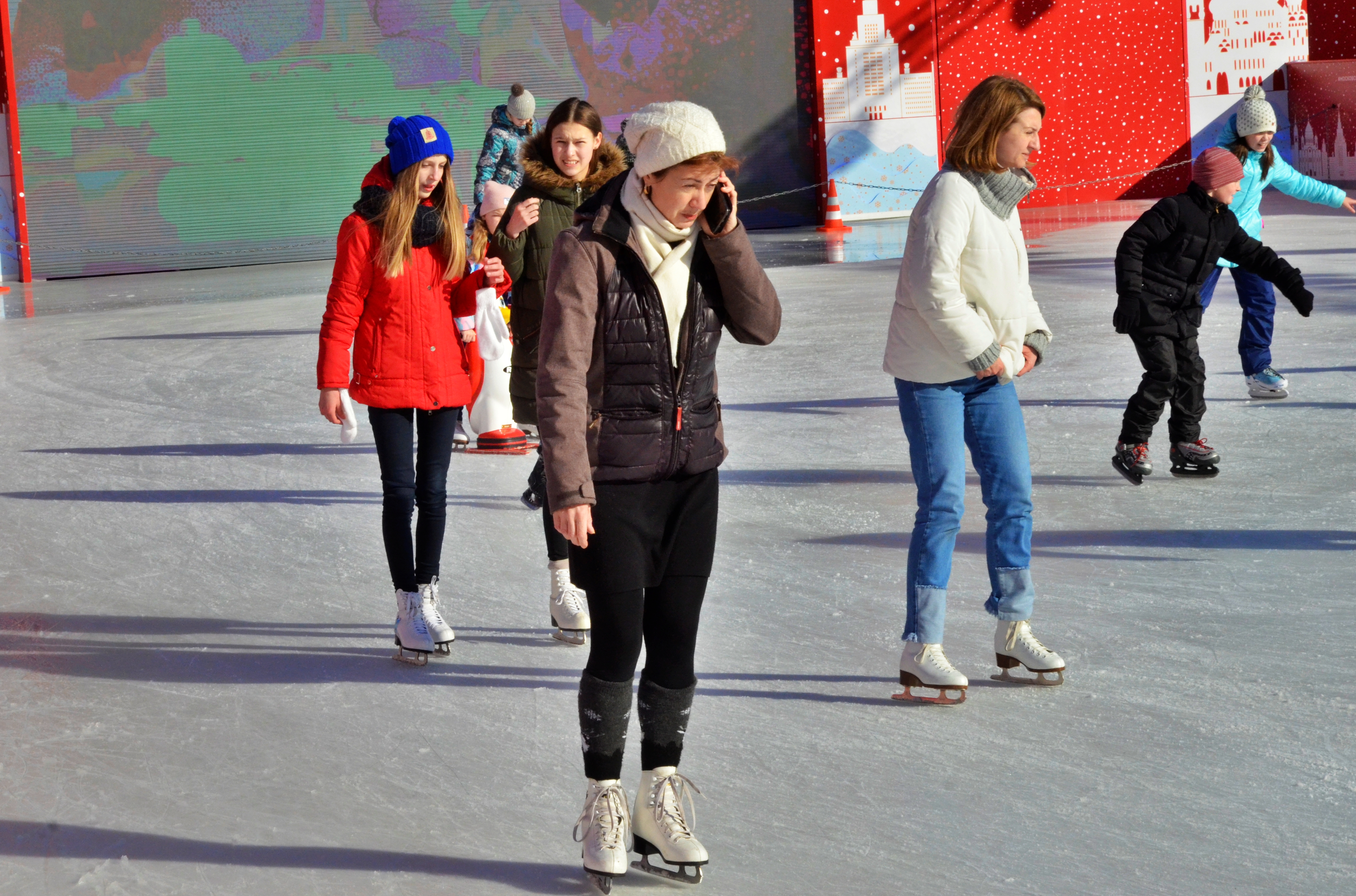 Новый каток открыли в столичном парке усадьбы Люблино