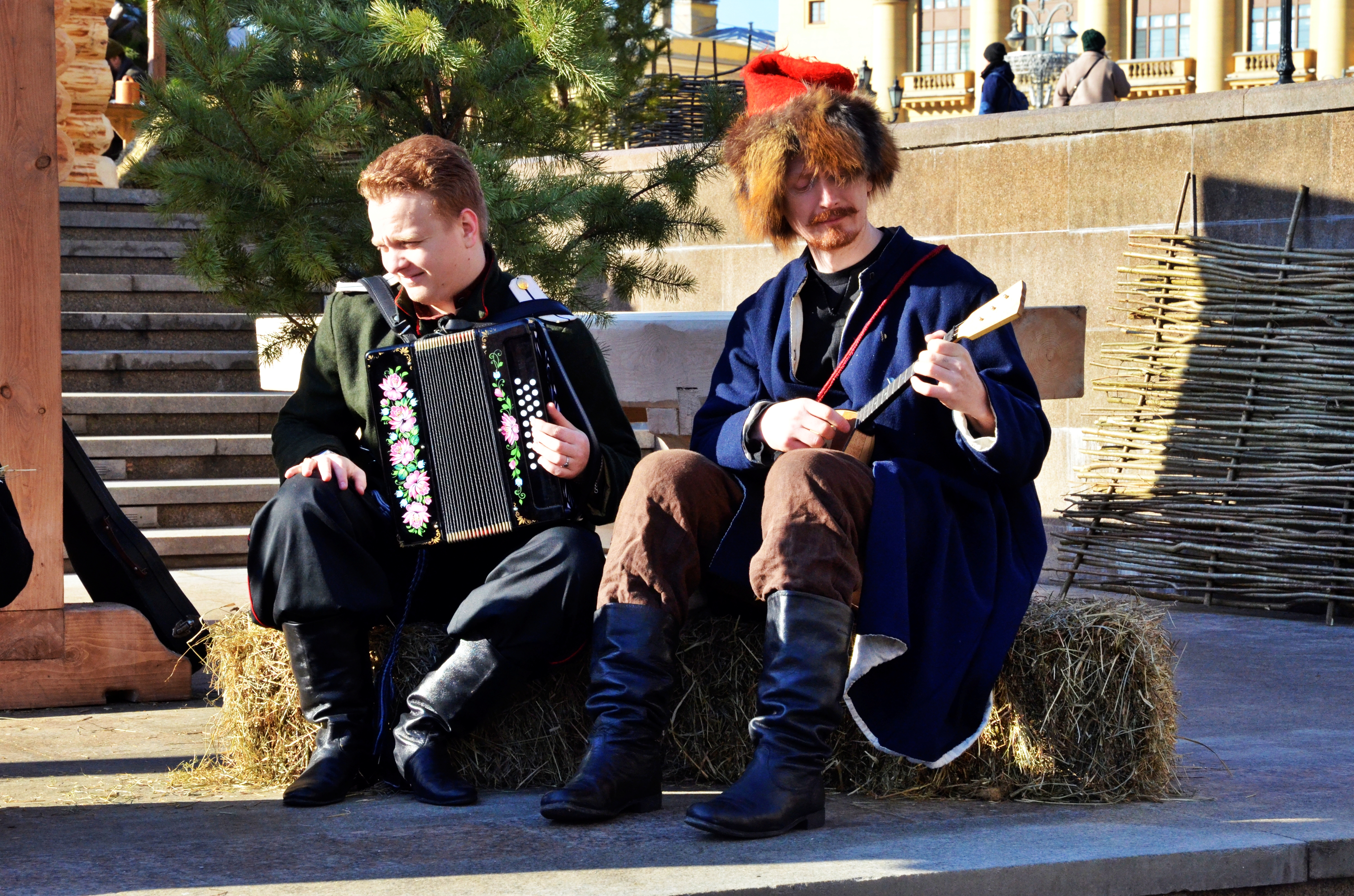 «Нас встречают улыбками»: уличные артисты — о зрителях, планах и заработках в Москве