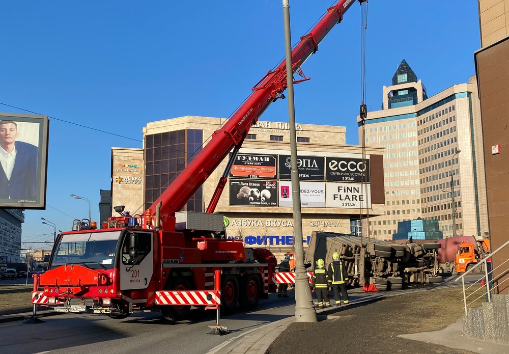 Грузовик раздавил легковушку на юге Москвы