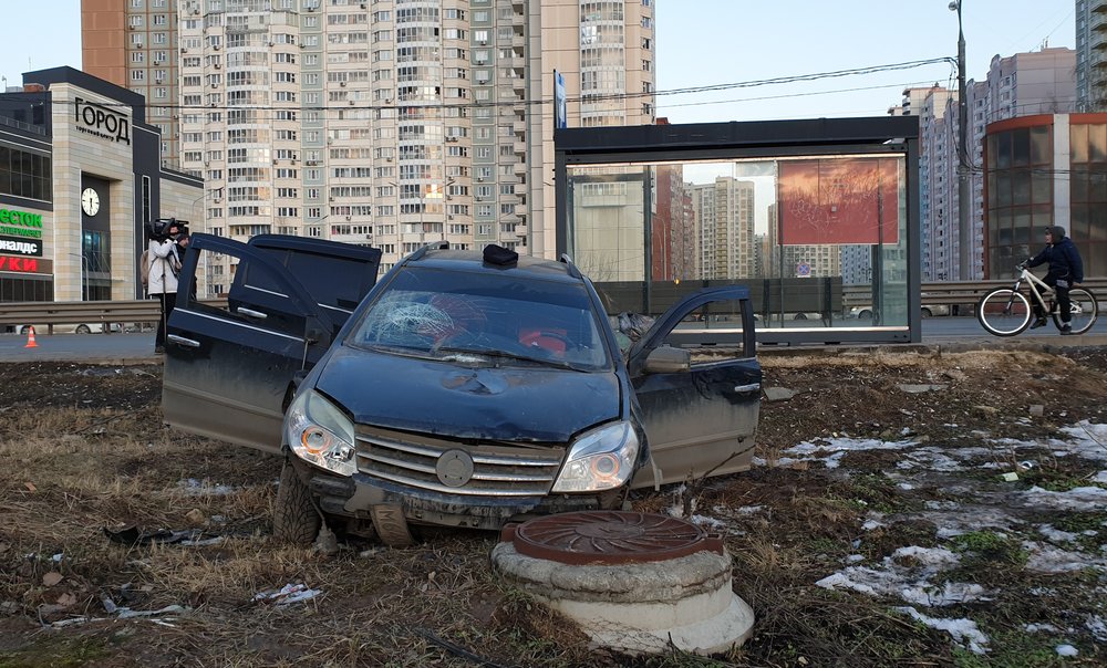 Иномарка после ДТП врезалась в остановку и сбила людей в Долгопрудном