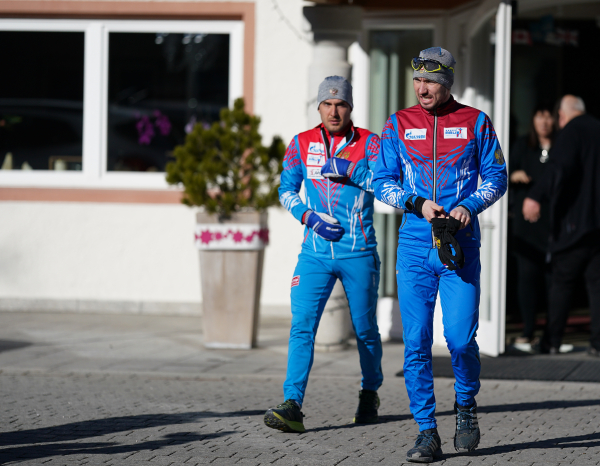 Александр Логинов и Евгений Гараничев выходят из спа-отеля, где размещена сборная РФ на время чемпионата мира по биатлону в Италии