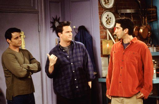 Звезда сериала «Друзья» обручился с возлюбленной, которая моложе его на 22 года