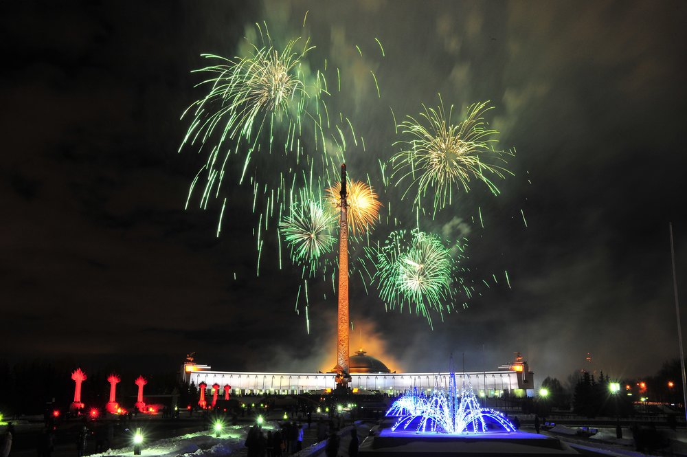 Салют в честь Дня защитника Отечества запустили в Москве