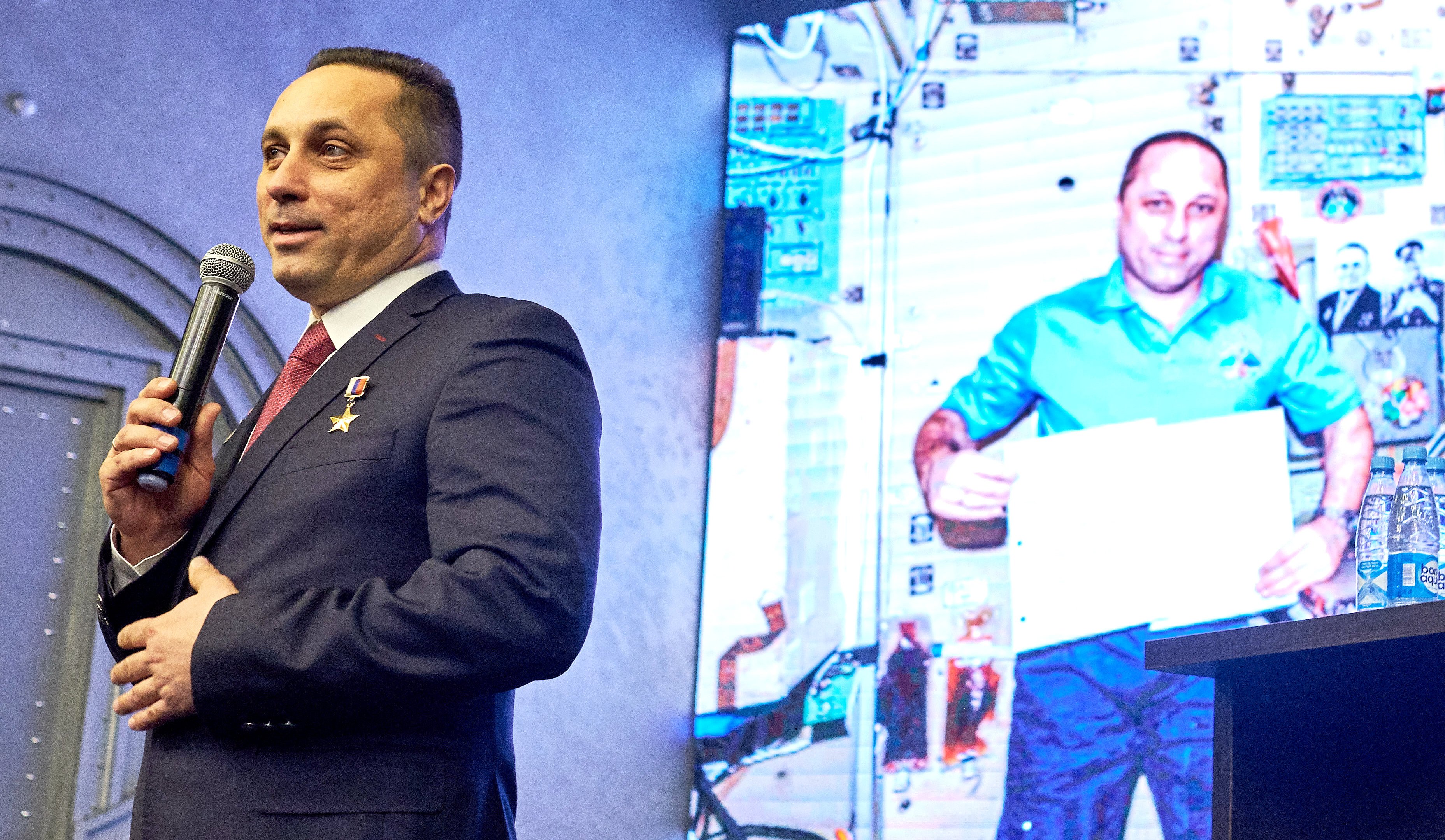 Герой России космонавт Антон Шкаплеров выступает перед участниками «Тотального диктанта»