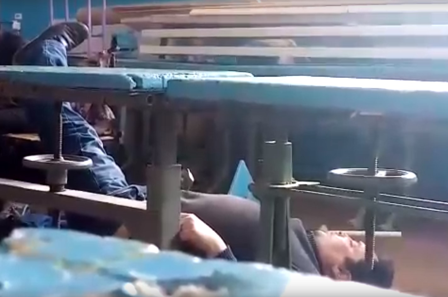 Учителя труда уволили за появление пьяным в школе