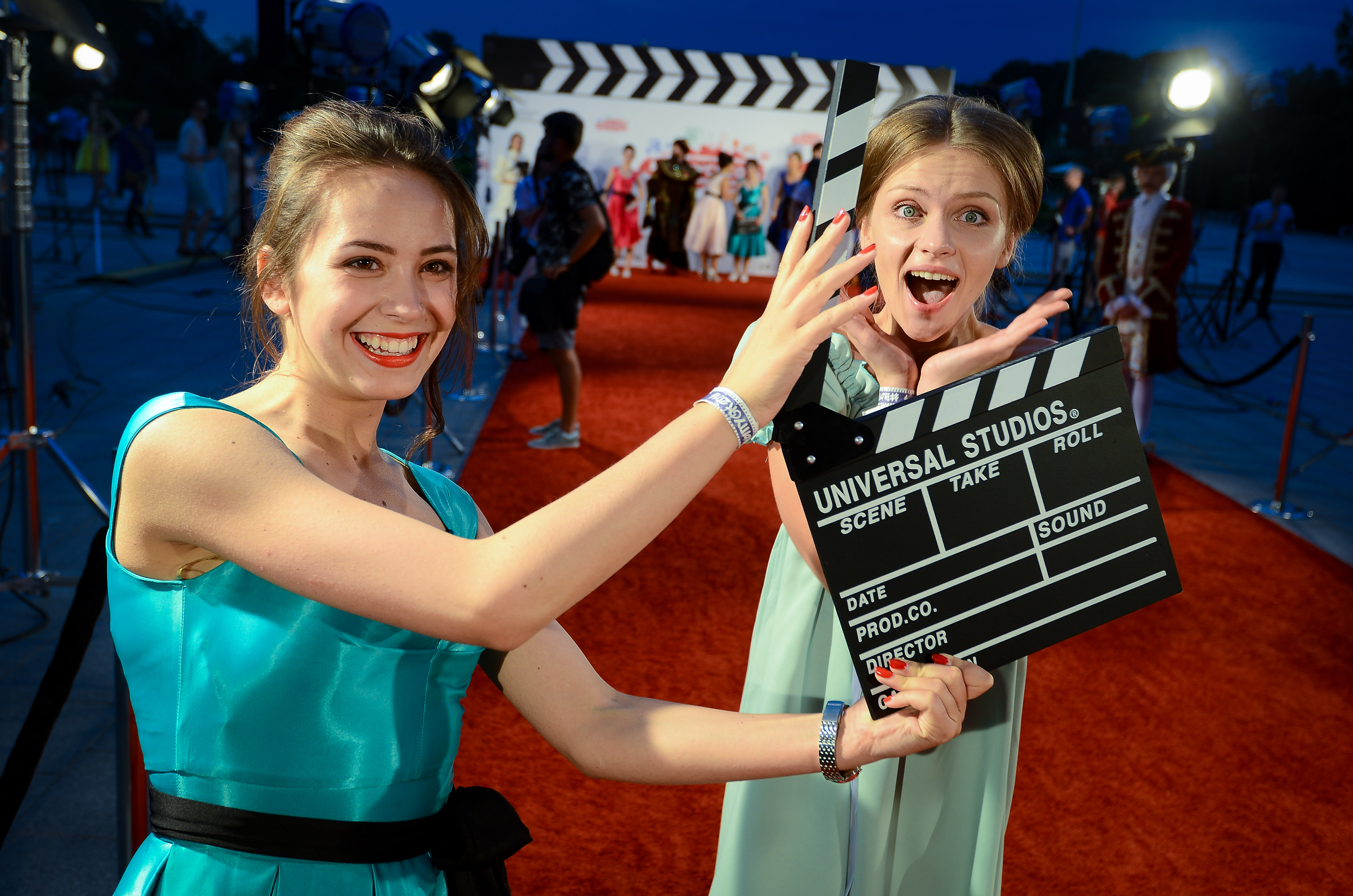 Москвички Алина (слева) и Ольга попробовали себя в роли звезд. Психологи считают, что пройти обучение актерскому мастерству в юности полезно для самооценки