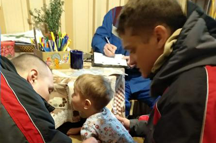 Всего за несколько секунд без помощи каких-либо инструментов спасателям удалось высвободить руку ребенка