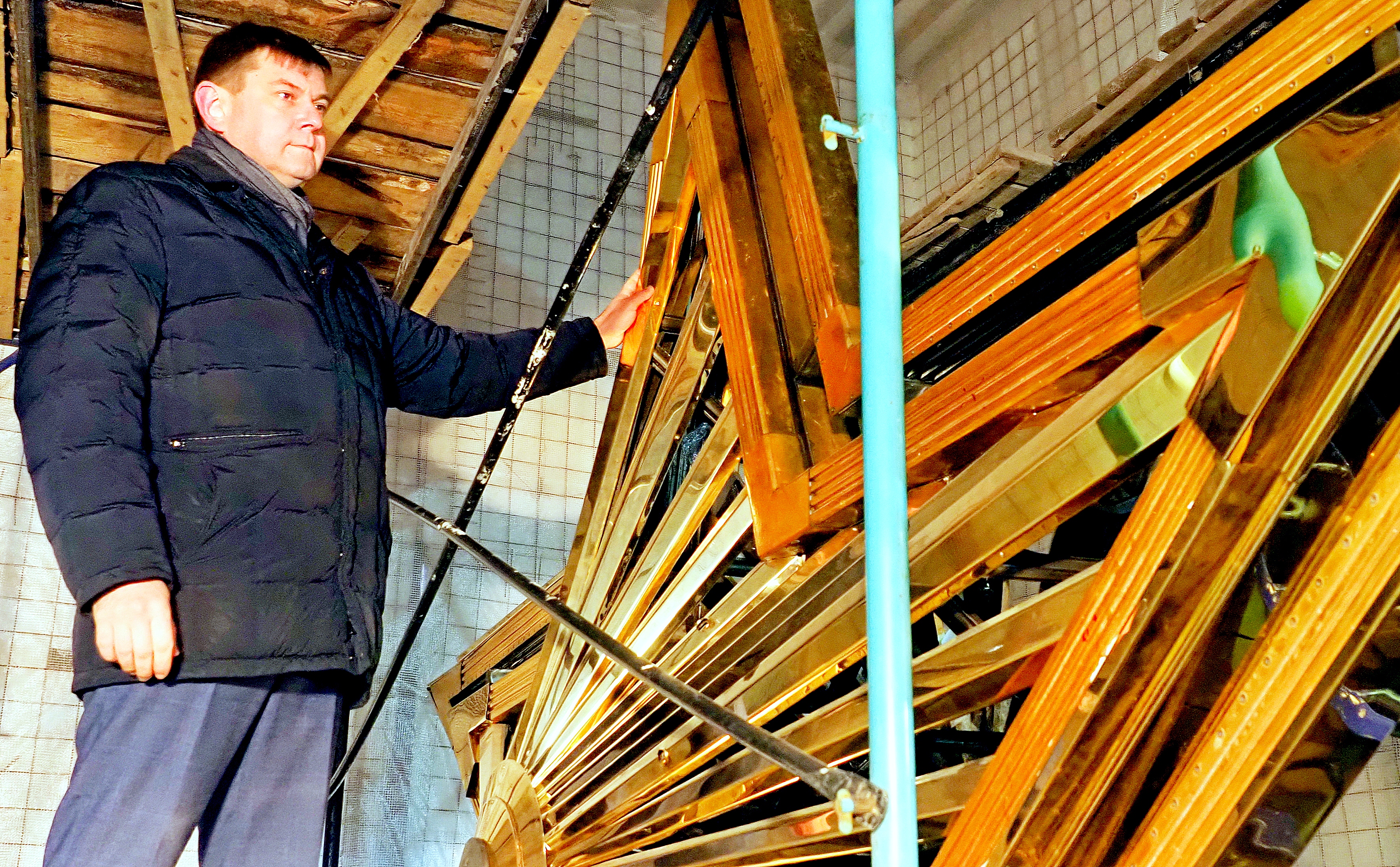 Руководитель Департамента культурного наследия столицы Алексей Емельянов показывает, как сейчас выглядит звезда Северного речного вокзала. Совсем скоро она вернется на 75-метровый шпиль здания и снова засияет