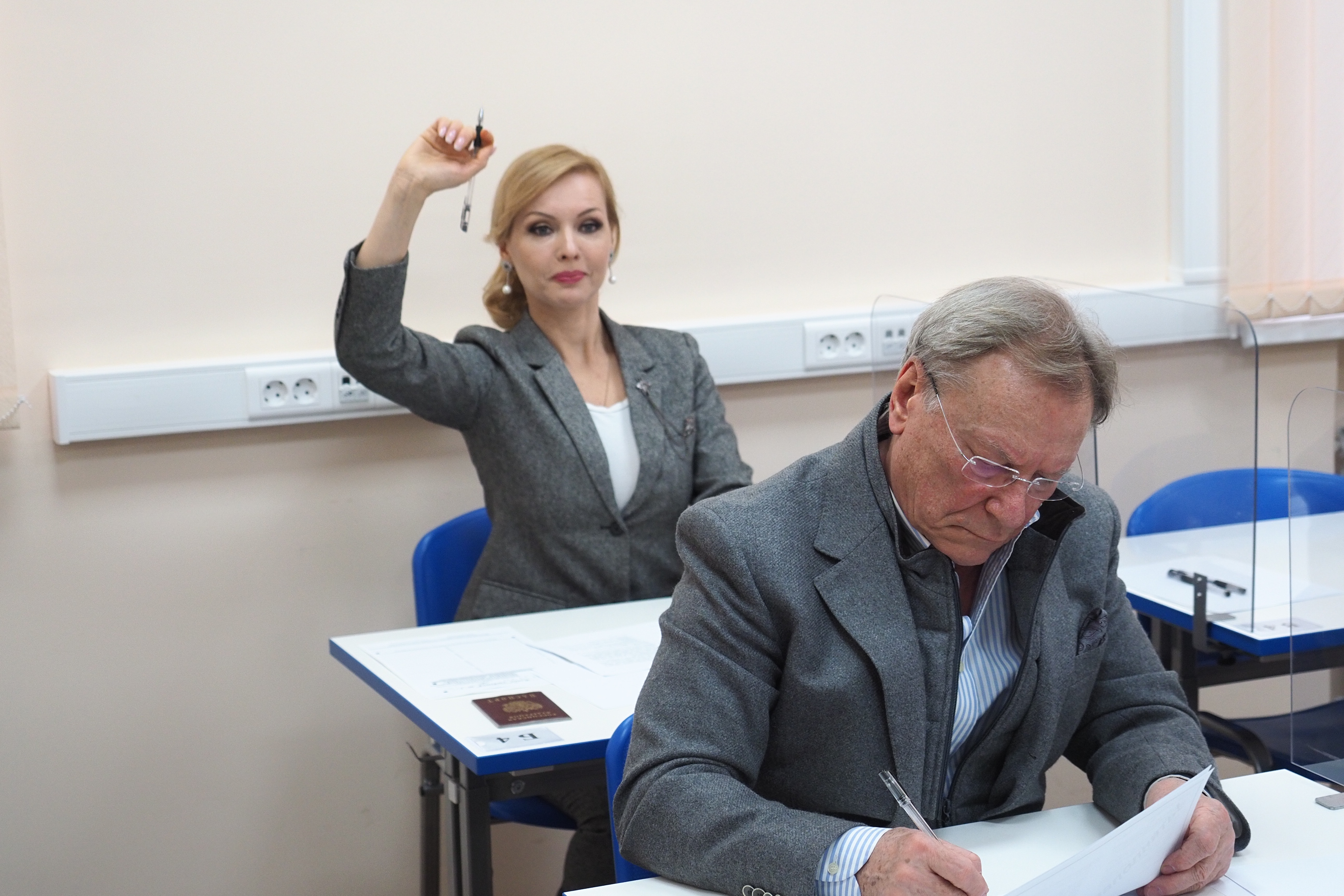 Народный артист России Сергей Шакуров и телеведущая, многодетная мама Ирина Сашина приняли участие во всероссийской акции «Единый день сдачи ЕГЭ с родителями»