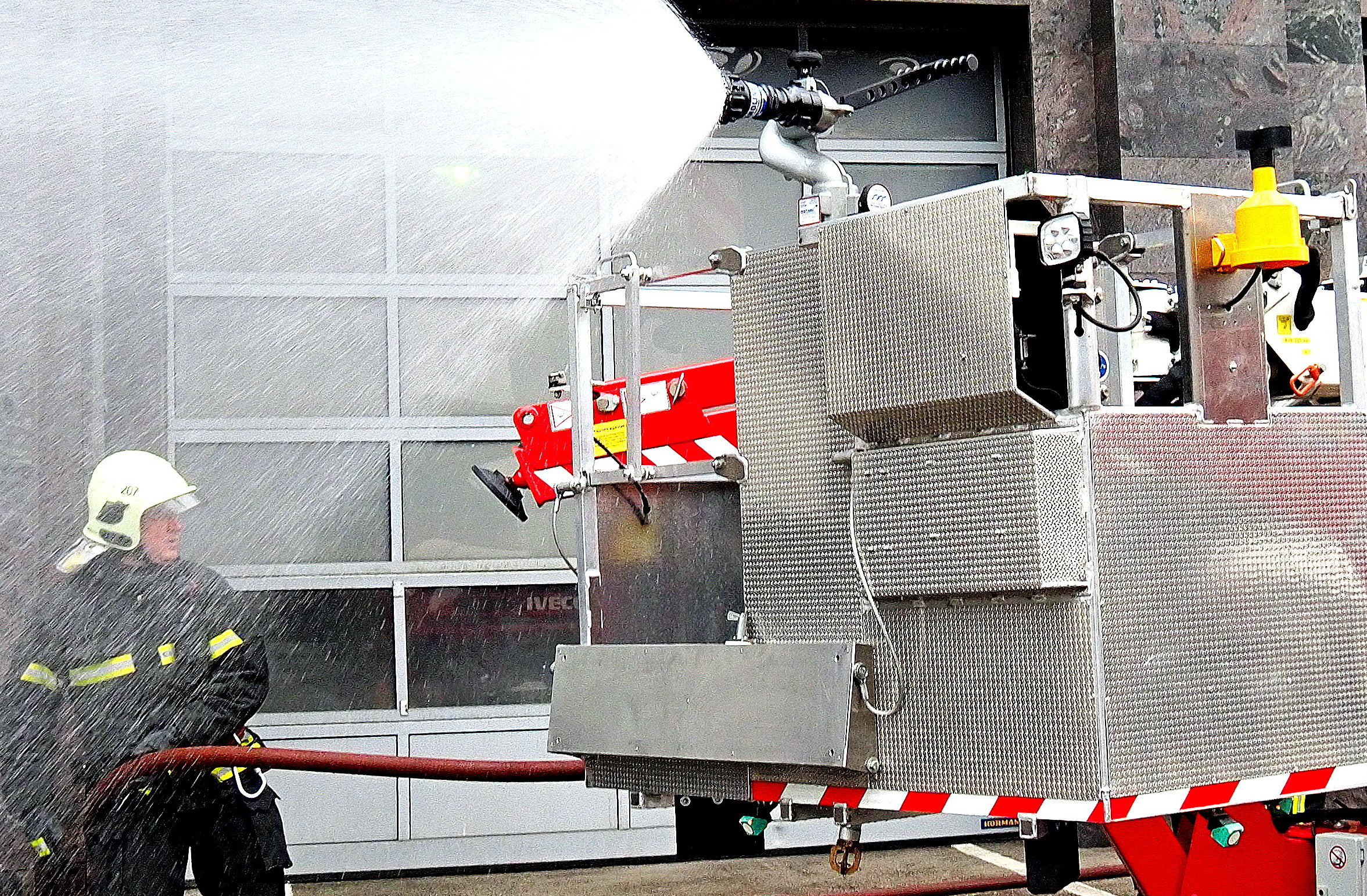 Пожар на площади 100 квадратных метров вспыхнул на северо-западе Москвы