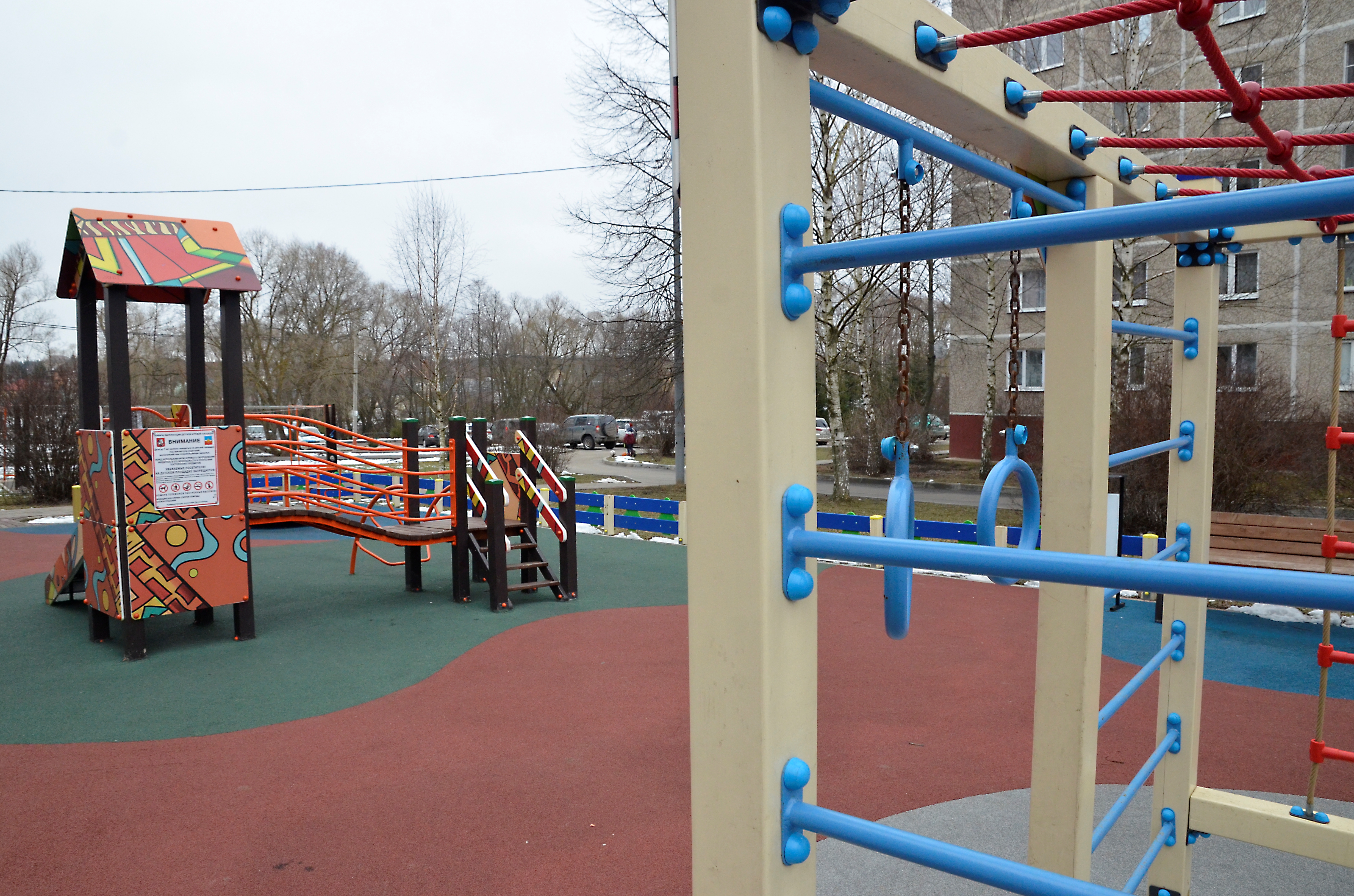 Последний playground. Москва Хамовники двор детская площадка. Спортивный ребенок во дворе. Детские спортивные площадки во дворе Москва. Дворовые детские площадки в Москве 2020.