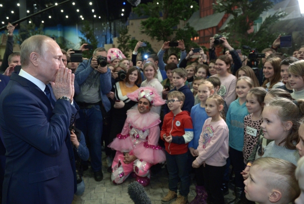 Президент РФ Владимир Путин общается с юными посетителями тематического парка «Остров Мечты»