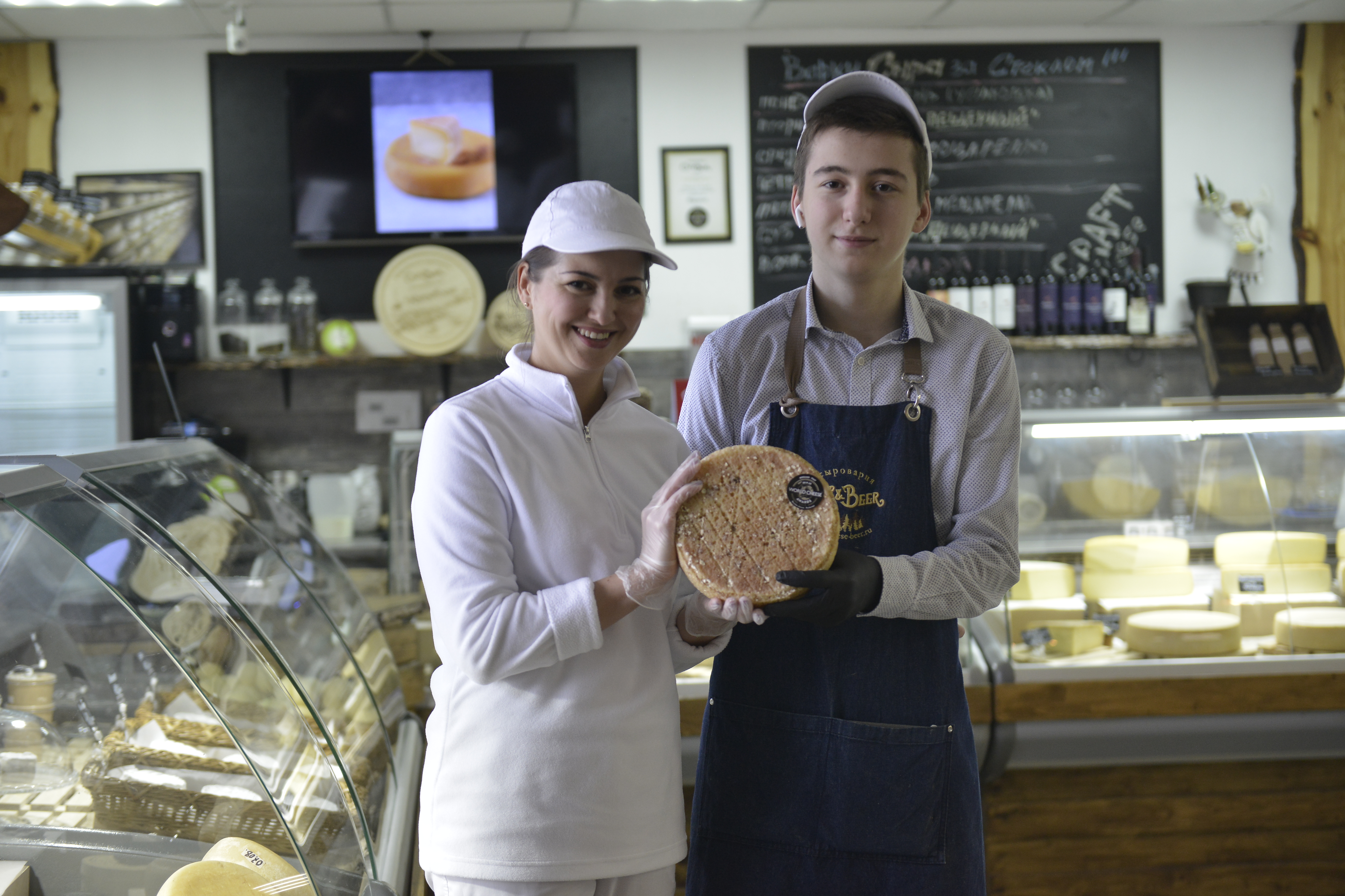 Эльвира Ковтун и ее сын Денис показывают сыр сорта «Пещерный» собственного производства. Это единственный из российских сыров, который завоевал золотую медаль на престижном международном конкурсе World Cheese Awards