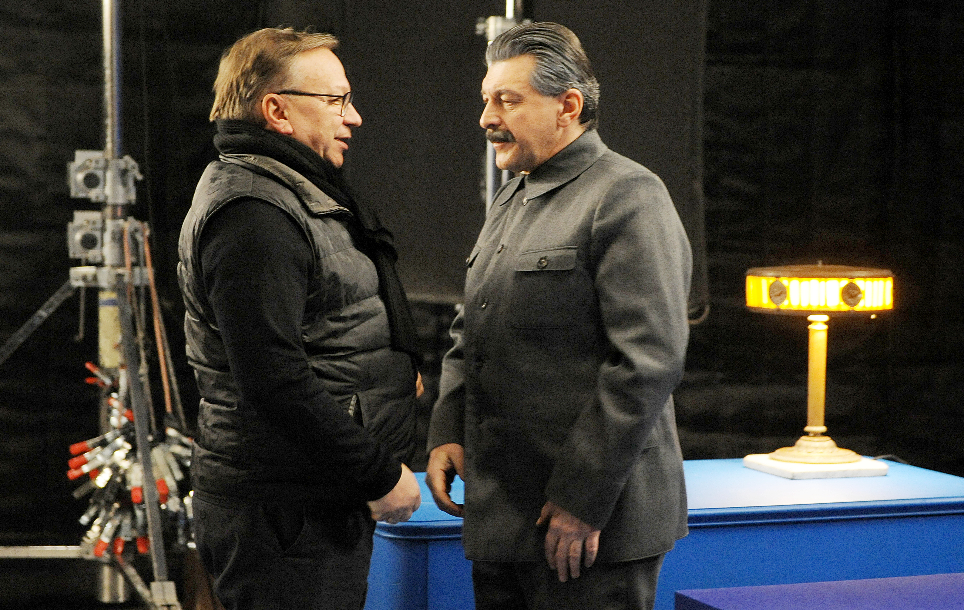 Главный режиссер и художественный руководитель проекта «Подвиг народа» Игорь Угольников (слева) прорабатывает роль с актером Леваном Мсхиладзе, который играет Иосифа Сталина
