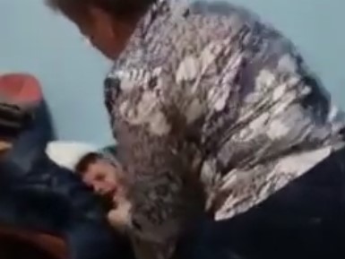 В интернете было опубликовано видео, на кадрах которого заметно, как женщина резкими движениями одевает громко плачущего мальчика