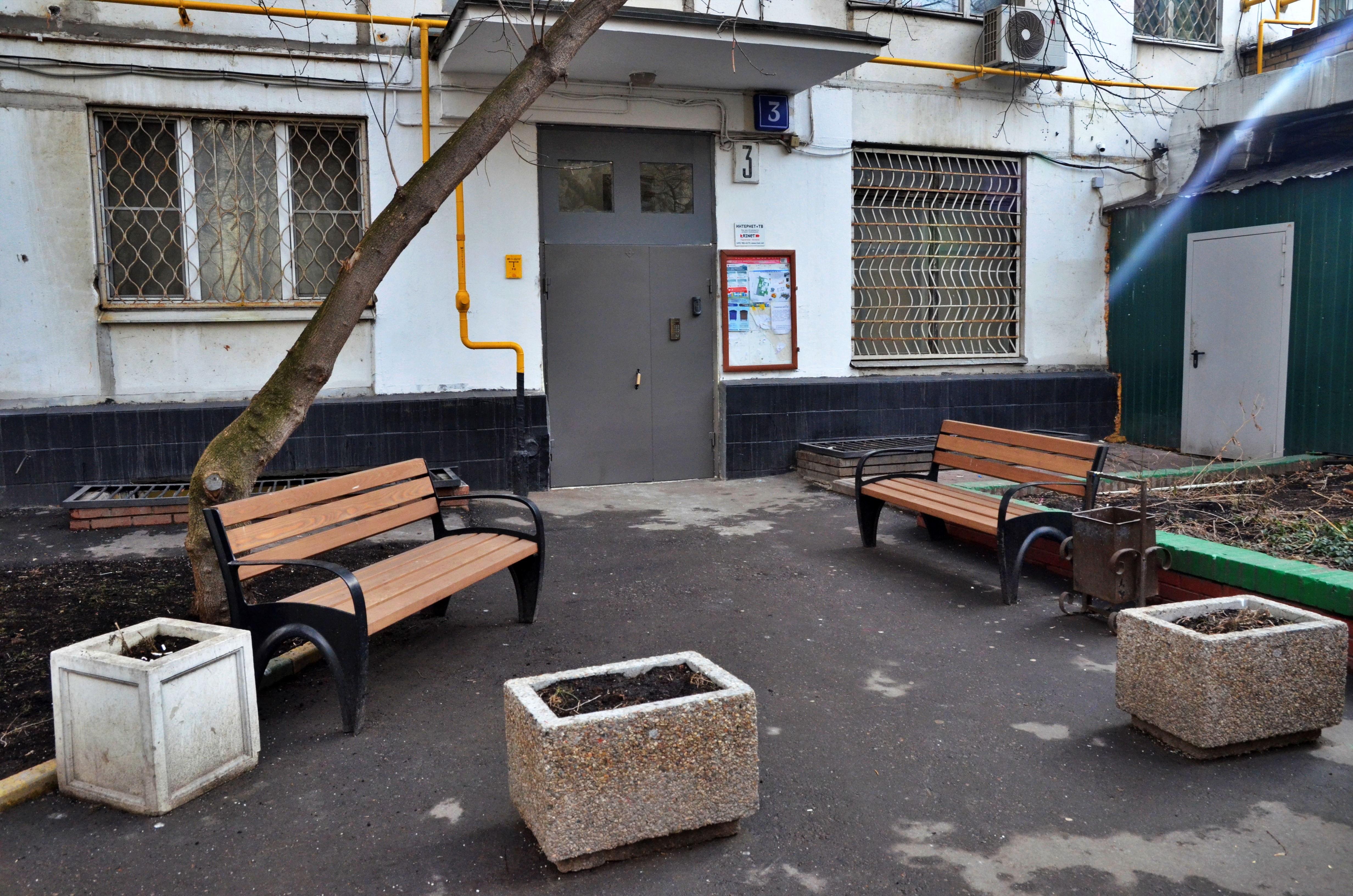 Коммунальные службы в ежедневном режиме проводят дезинфекцию подъездов в Москве