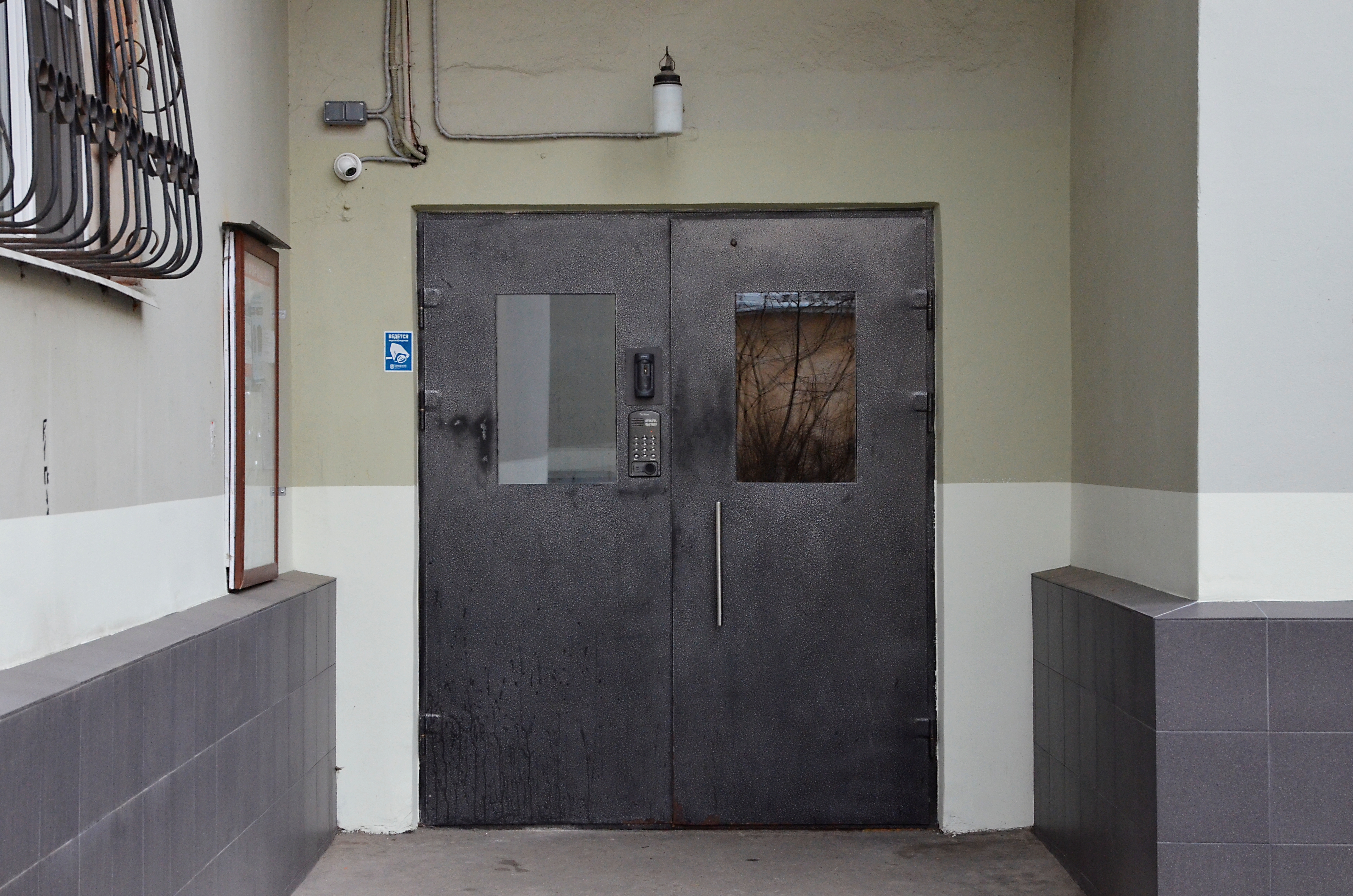 Железная дверь рухнула на ребенка в доме на юге Москвы