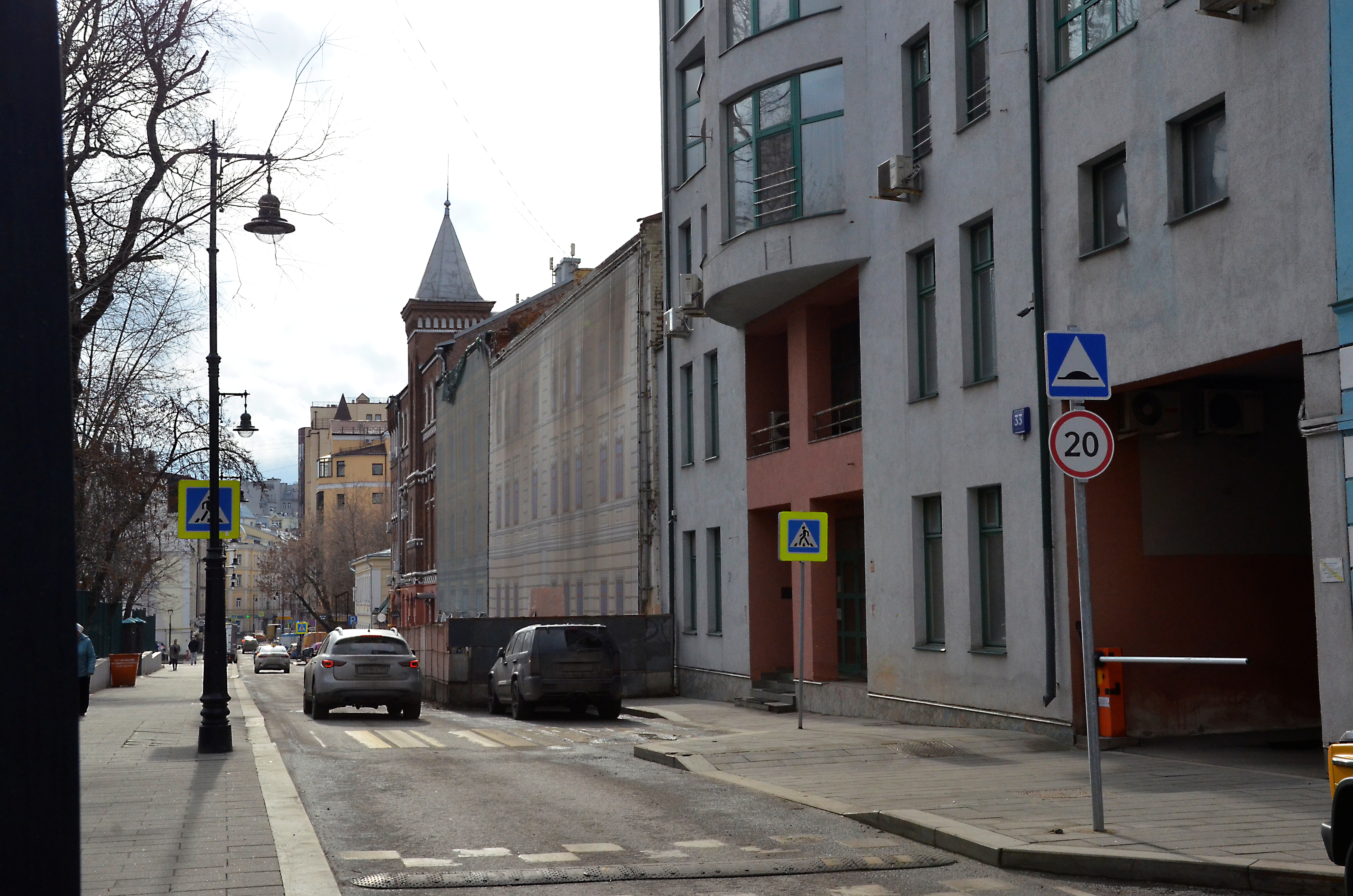 Володин и Мишустин призвали отменить плату за парковку для медиков