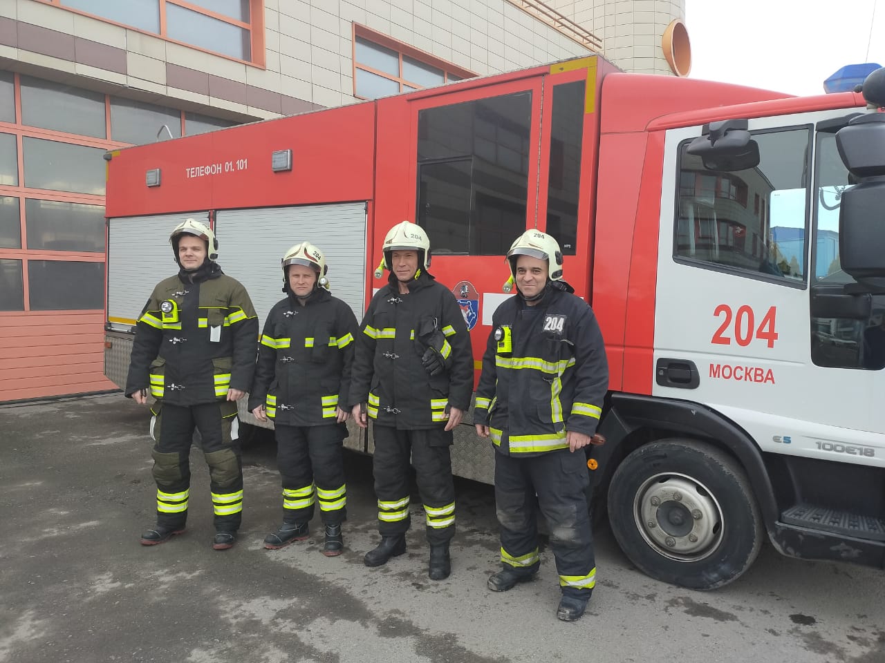 Столичные спасатели помогли женщине выбраться из запертой квартиры