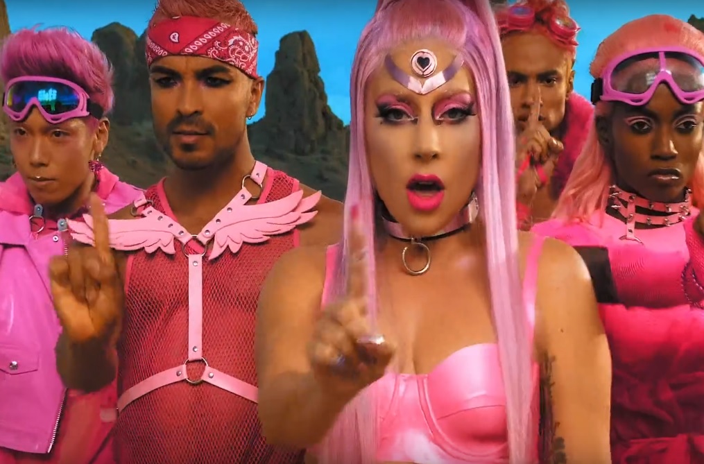 Леди Гага опубликовала снятый на iPhone клип