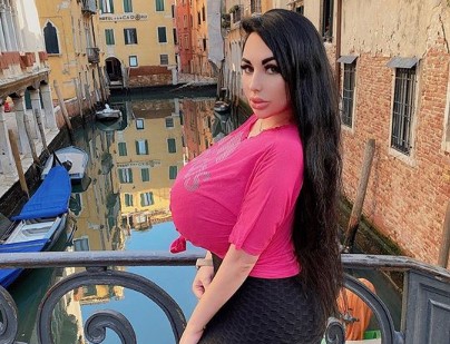 Анастасия Бертье утверждает, что никогда не делала операций на груди