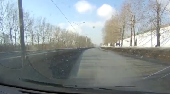 Автомобиль с матерью и ребенком перевернулся в Новосибирске