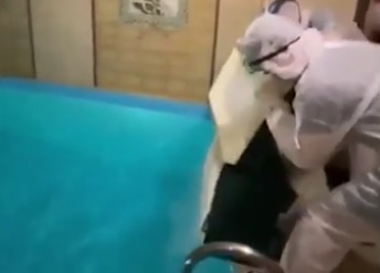 «Он умер»: инцидент с сухим льдом на вечеринке блогера в Москве попал на видео