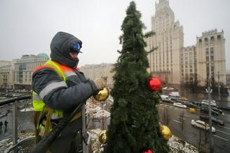 Более 80 процентов новогодних конструкций убрали с улиц Москвы