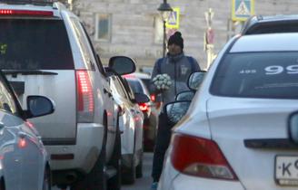 Корреспондент «Вечерки» выяснил, кто незаконно торгует первоцветами