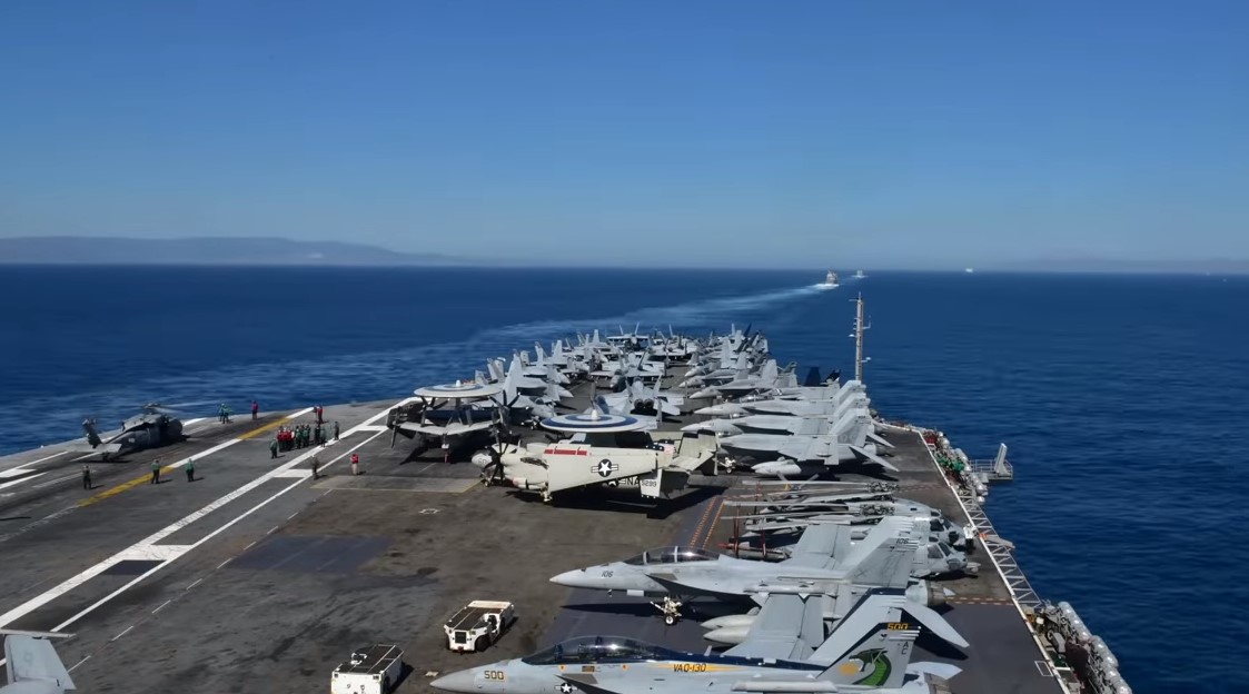 Речь идет об авианосце USS Eisenhower