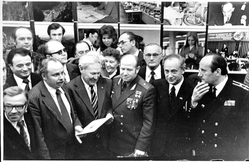 Космонавт Алексей Леонов (в центре) посетил Домжур в канун Дня космонавтики