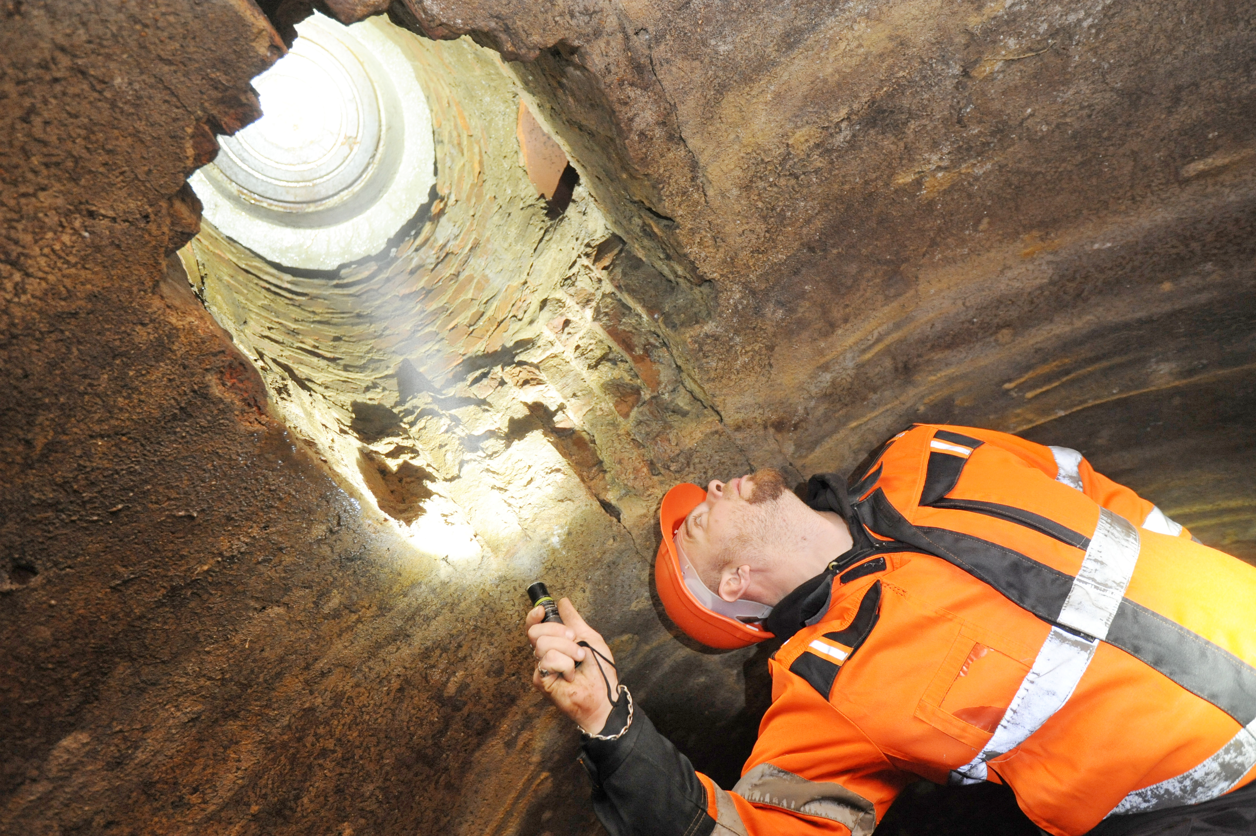 Руководитель отдела архитектурных подземных исследований Всероссийского общества охраны памятников истории и культуры Даниил Давыдов проводит экскурсию по подземелью