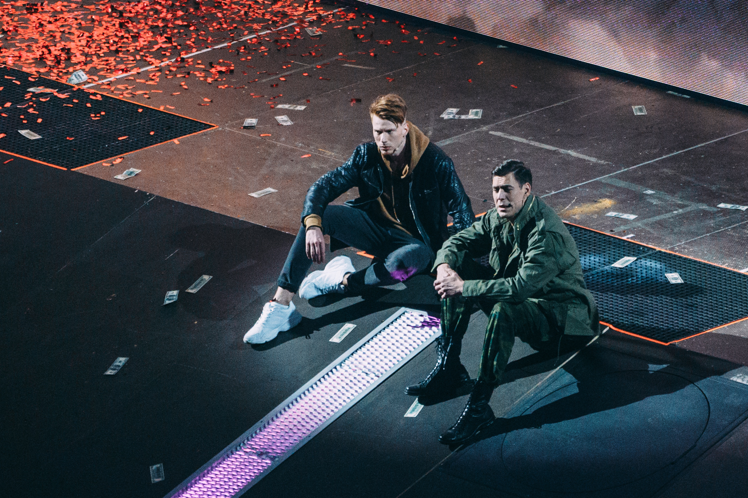 Никита Пресняков (слева) в роли Героя и Дмитрий Дюжев в роли комбата Марка Евтюхина в новой версии спектакля «Воины духа»