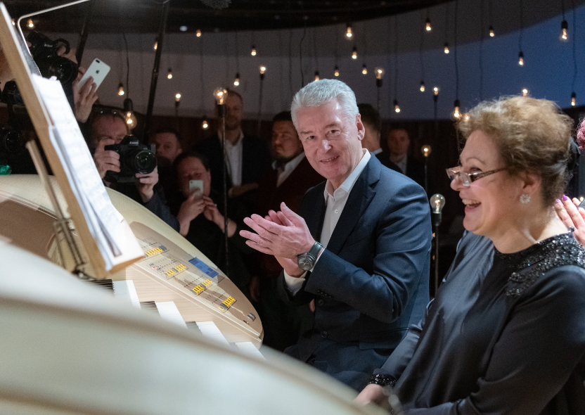 Главный хранитель Большого концертного органа Лада Лабзина демонстрирует мэру Москвы Сергею Собянину возможности нового музыкального инструмента. После торжественной церемонии открытия в «Зарядье» планируют проводить три–четыре органных концерта в месяц 