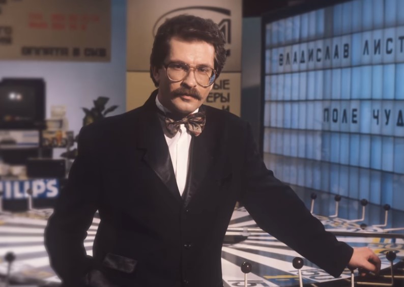 Журналист был убит двумя неизвестными в подъезде собственного дома поздним вечером 1 марта 1995 года