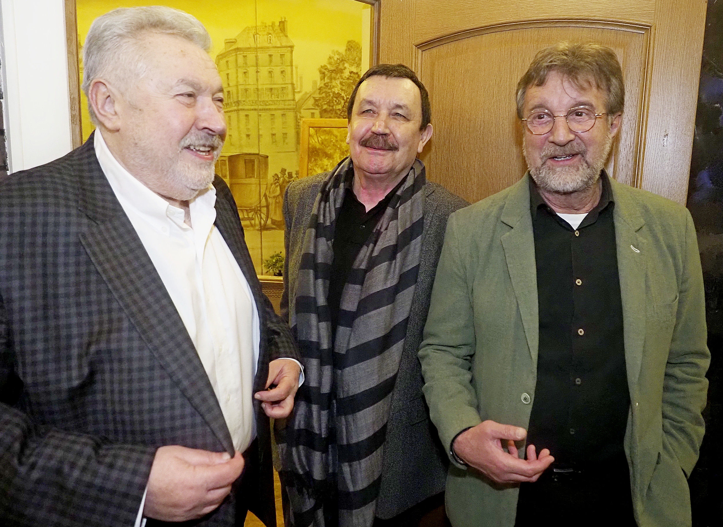 Слева направо: художественный руководитель премии «Ника» Юлий Гусман, кинорежиссер Вадим Абдрашитов и актер Леонид Ярмольник перед объявлением номинантов на премию. Позже Леонид Ярмольник узнает, что стал претендентом на приз за лучшую мужскую роль в фильме «Одесса»