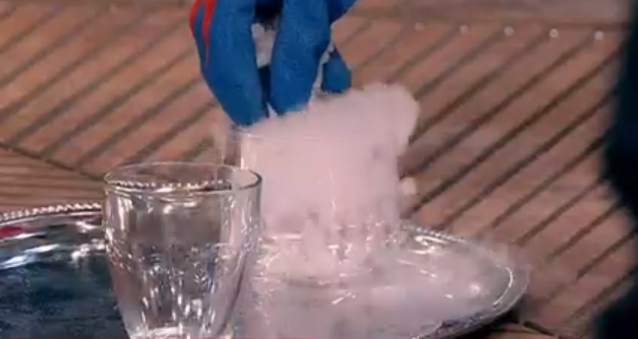 Химик и врач объяснили опасность попадания сухого льда в воду в закрытом помещении