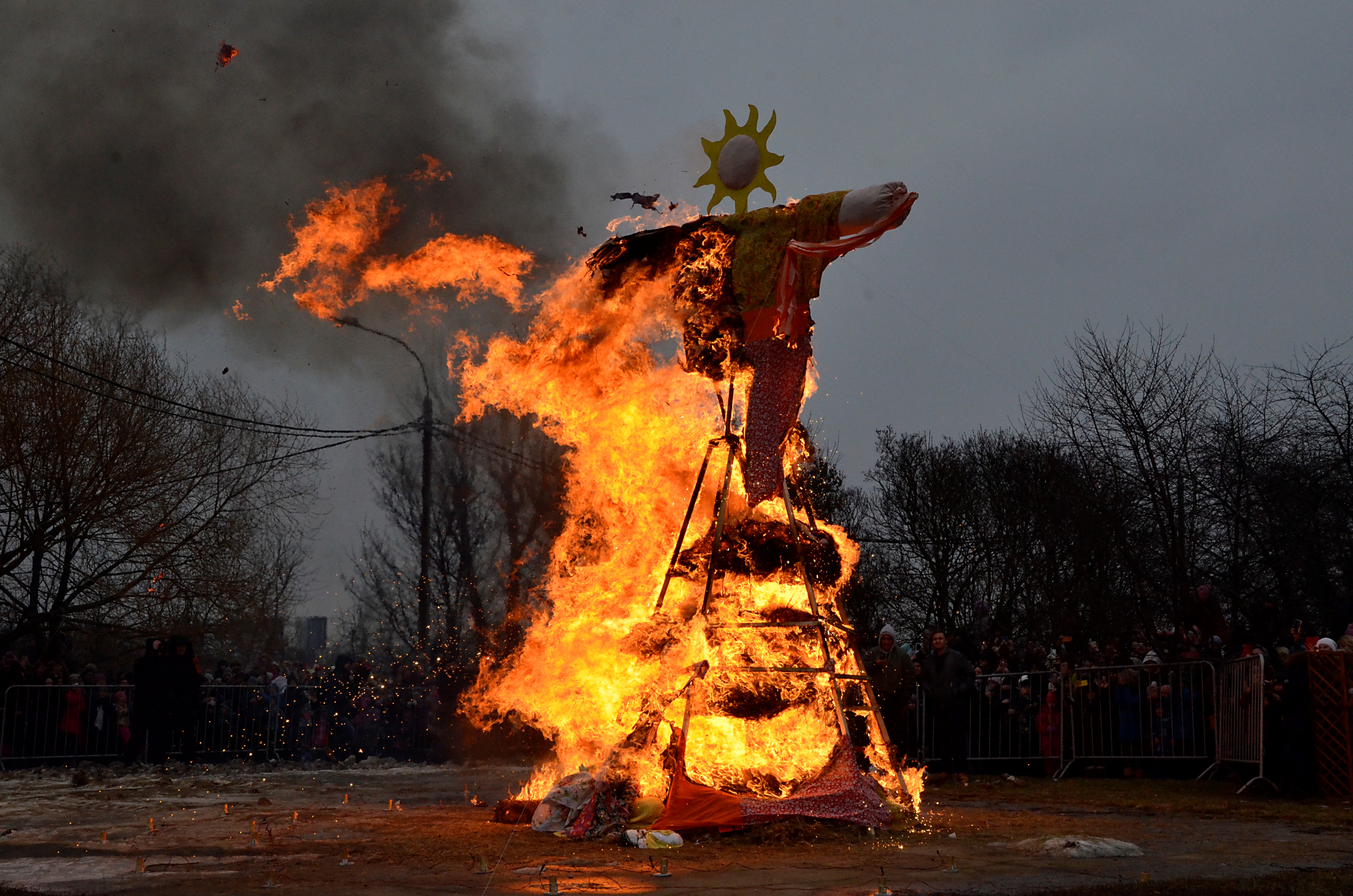 Чучела Байдена и Зеленского сожгли в ЛНР в станице Луганской в честь Масленицы