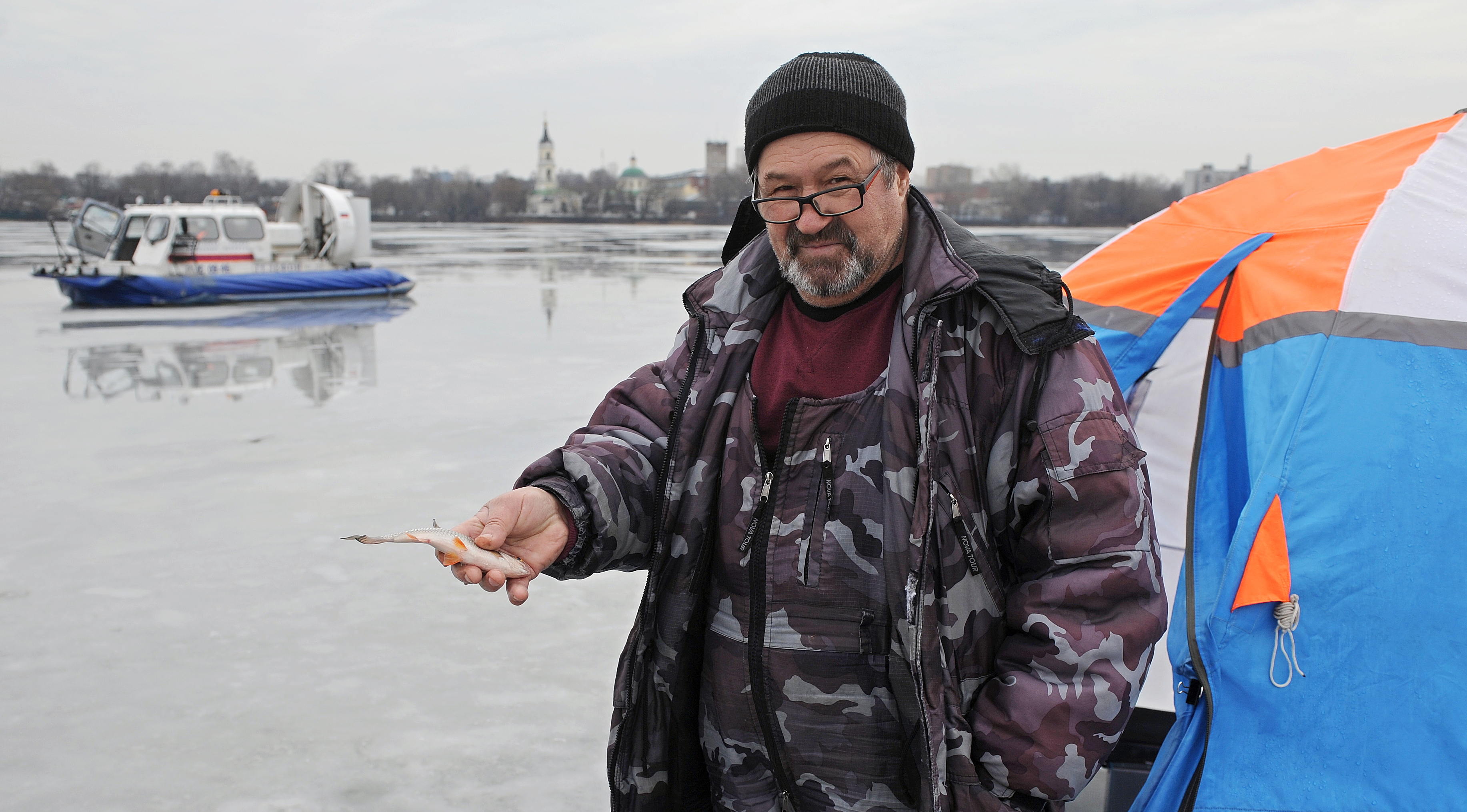 Виталий Винокуров демонстрирует свой улов. В этот раз озеро Белое не оказалось слишком щедрым к рыболову, но главное — удовольствие от ловли