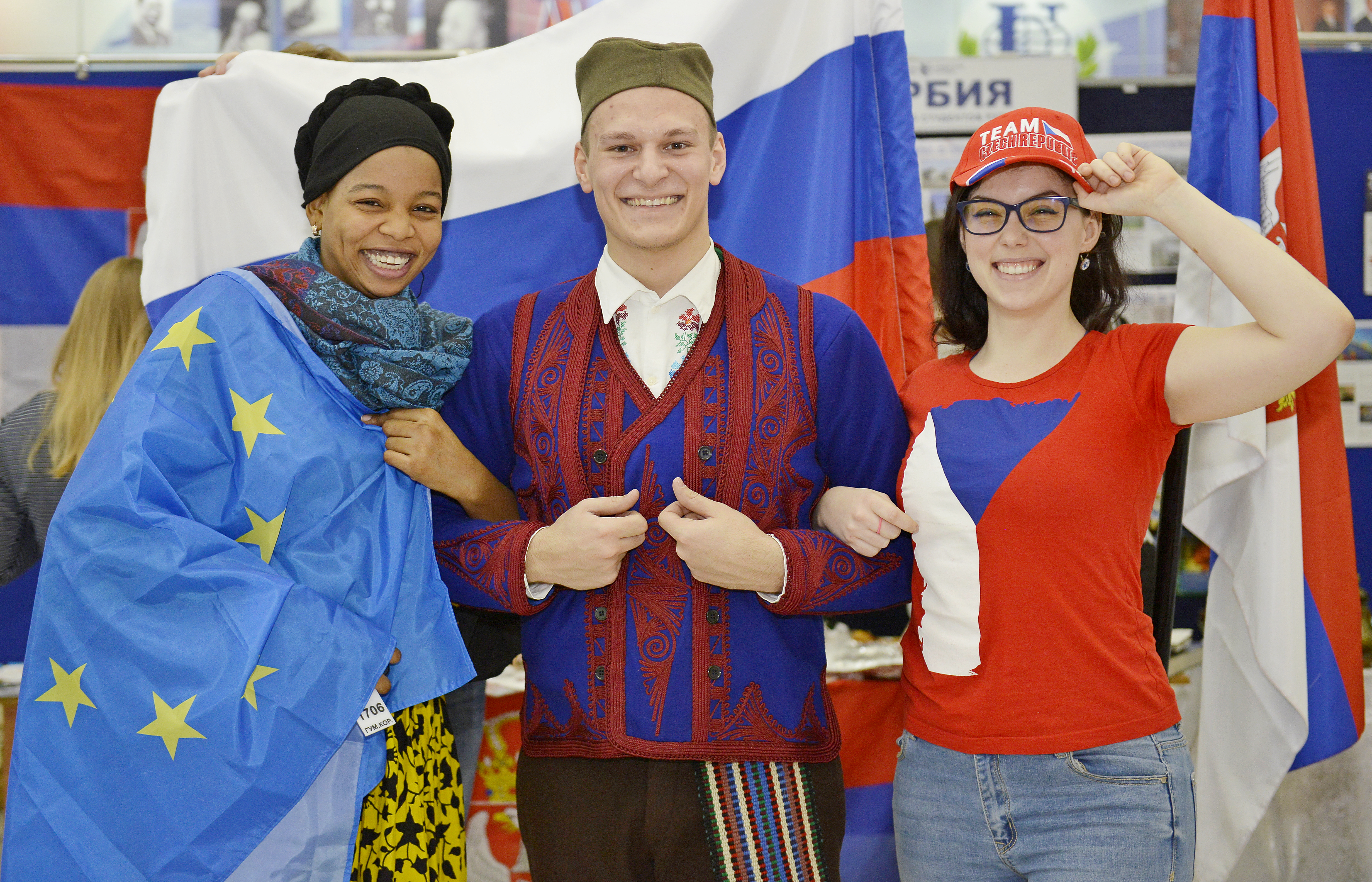 Студенты РУДН (слева направо) Зина Али Моххамед из Франции, Драган Косович из Сербии и Вероника Мычкова из Чехии очень полюбили Москву